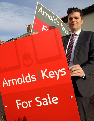 Darren Neave puts up the first new style Arnolds Keys For Sale board