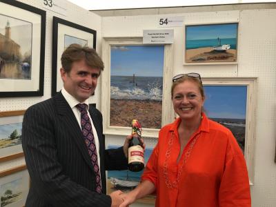 Guy Gowing of Keys Fine Art Auctioneers presents the Sponsors Choice prize to artist Karen Keable