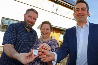 Jonathan Beedell left and Katja Galea receive their keys from Abel Homes managing director Paul LeGrice sm