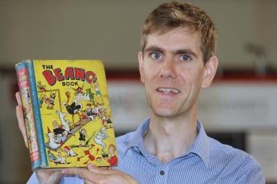 Keys head of books Robert Henshilwood with the first ever Beano Annual sm
