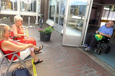 Maurice Sadd chats with his sisters Jean Punnell left and Pat Dale sm