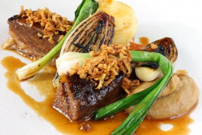 Short rib of beef with shallots and pomme puree 1